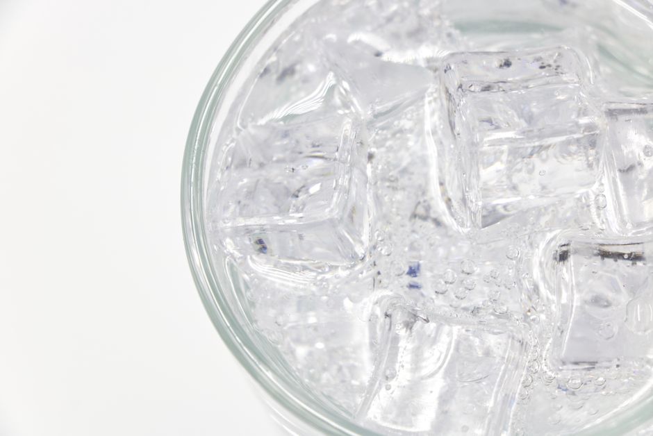 Flúor y Aguas Gaseosas: Impacto en Recesión Gingival